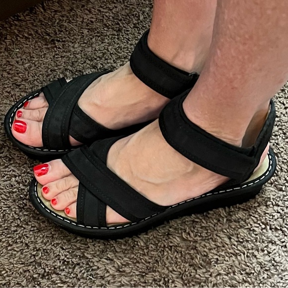 FLY LONDON SANDLES. BLACK VELCRO. LEATHER. YEAR AROUND SANDLE. COMFORTABLE 🩷 - Picture 7 of 8